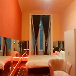 Room2-Airb Accommodation Next To Main Street Crowded