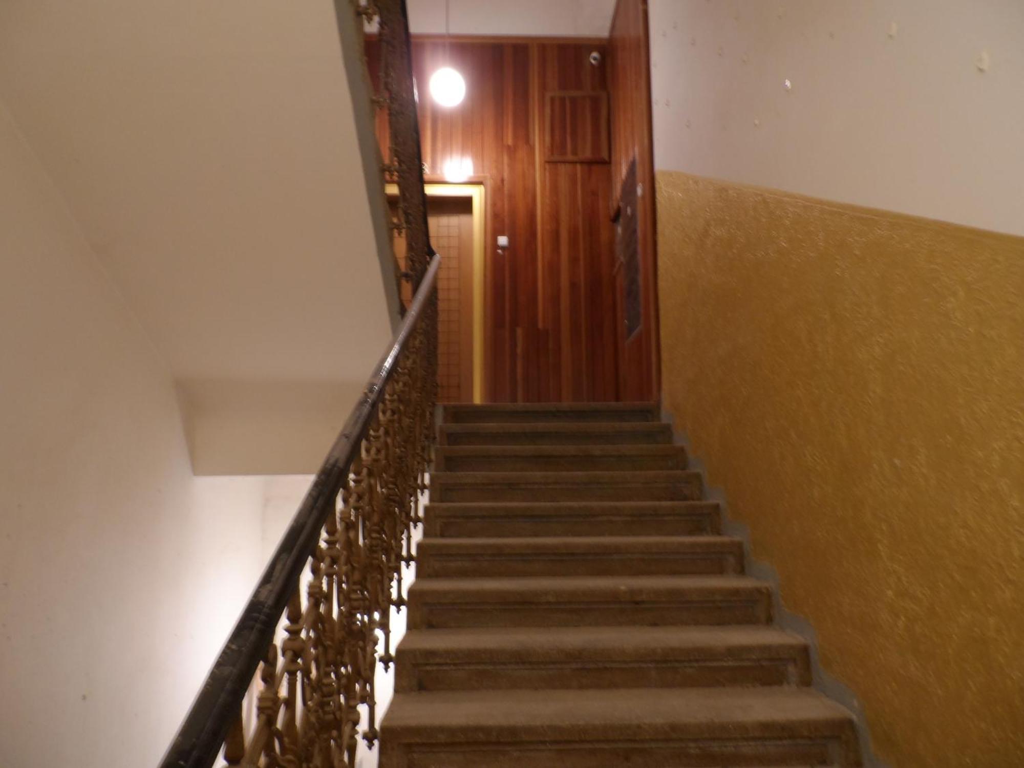 Room2-airb Next To Main Street Crowded Apartment