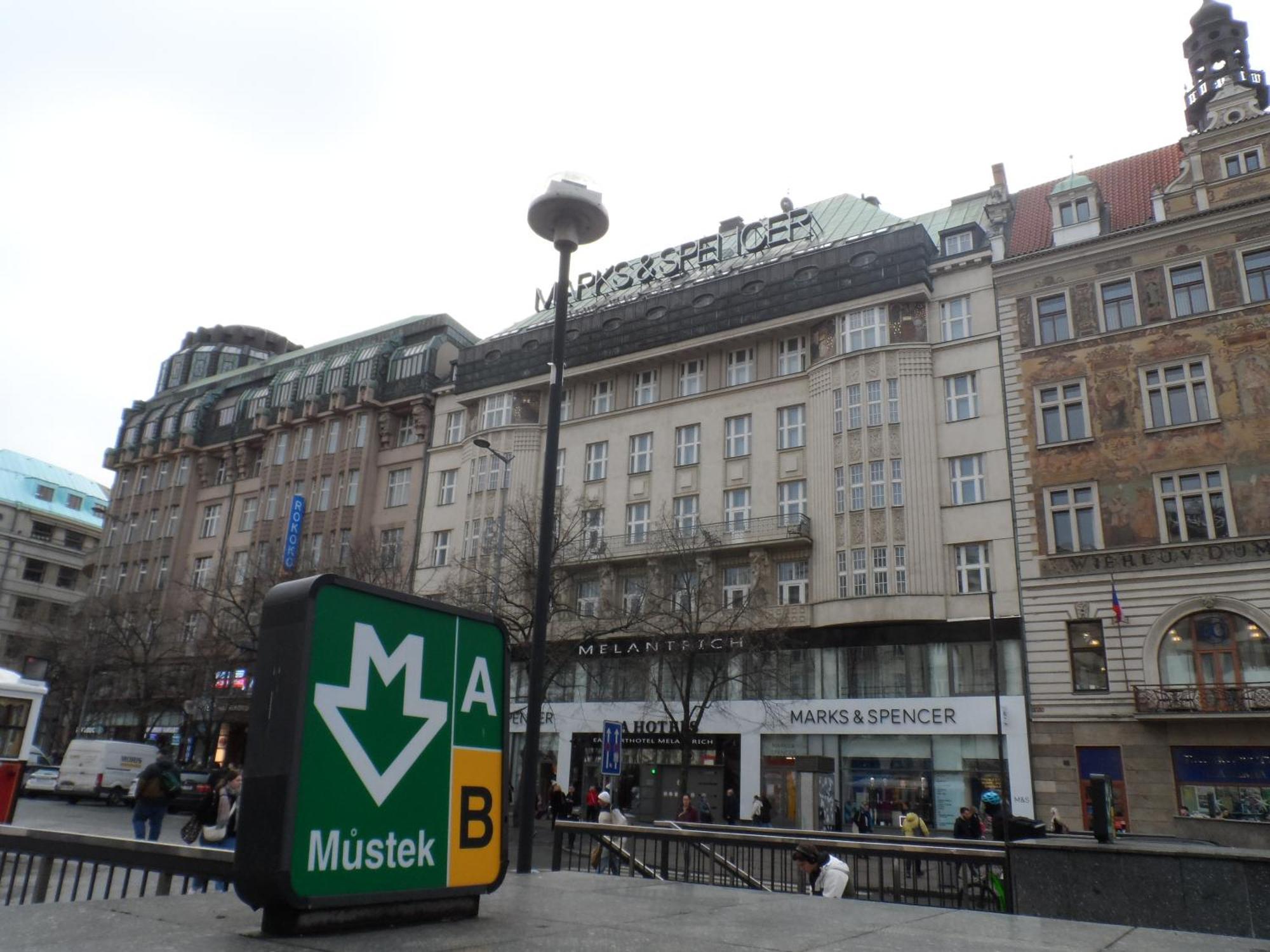 Room2-airb Next To Main Street Crowded Prague